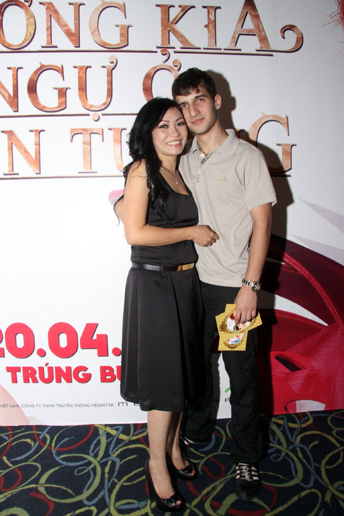 Tuy nhiên, trả lời vấn đề này như chị nói khi chụp đứng trên một bục gỗ. Sau đó, ê-kíp đã ghép hình giẫm lên chồng sách cũ ra sao thì Phương Thanh hoàn toàn không hề hay biết: "Ảnh tôi giẫm lên sách là photoshop".