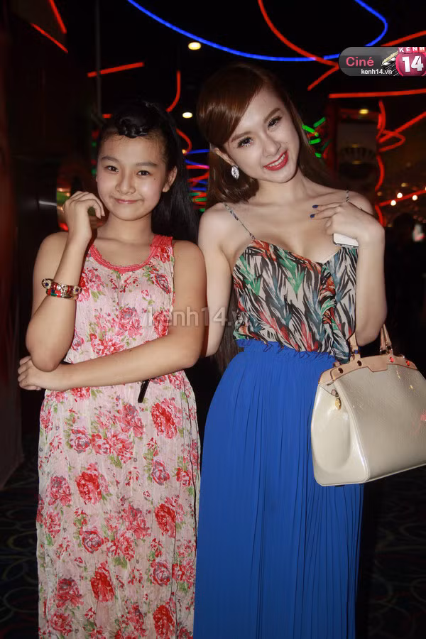 Tối 19/4, "Người mẹ nhí" Phương Trinh và "tiểu" Angela hội ngộ tại họp báo "Mirror Mirror". Cô bé Tam Triều Dâng ("tiểu" Angela) mệnh danh bản sao Phương Trinh.