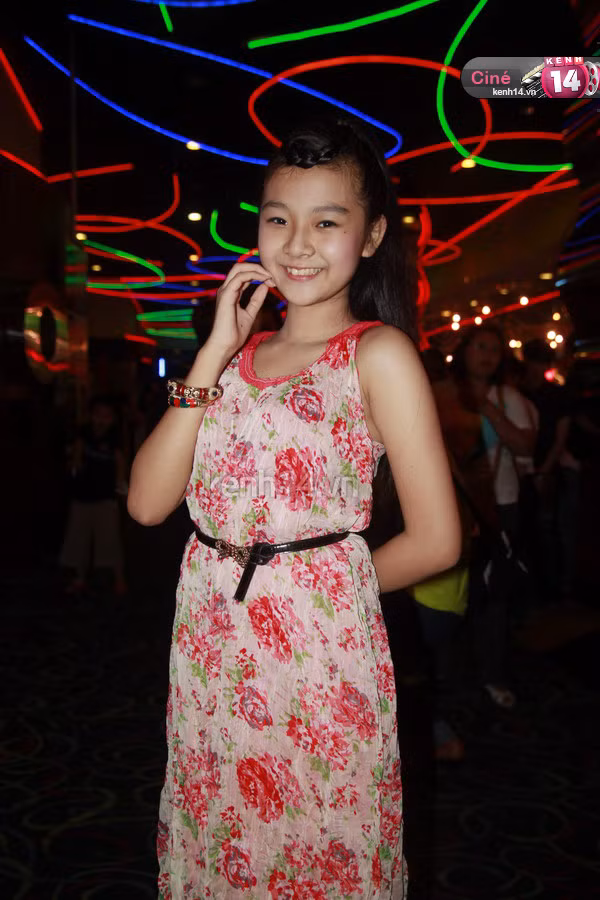 "Phiên bản nhí" Tam Triều Dâng có vẻ rụt rè và hiền hơn "chị gái" nhiều. (Theo Kênh 14)