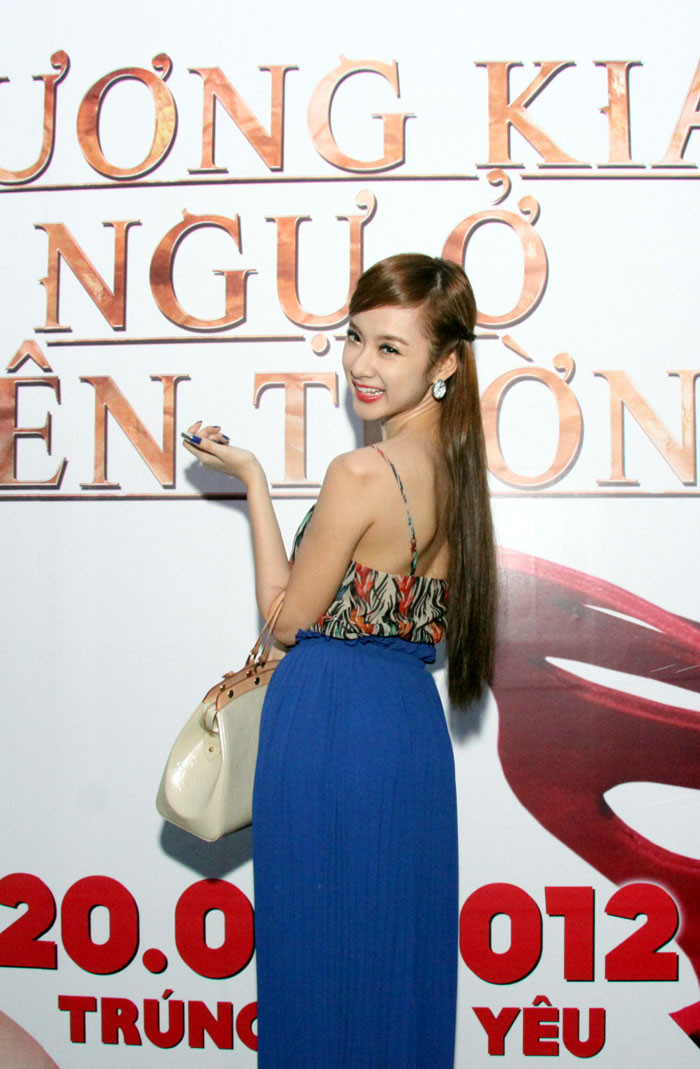 'Bà mẹ nhí' Phương Trinh gợi cảm với chiếc váy hở vai.