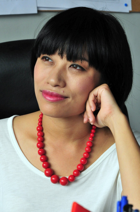 Đêm thi 22/4 tại sân Quần Ngựa, Hà Nội, biên đạo múa Trần Ly Ly sẽ trở thành vị giám khảo linh động thứ 4 cuộc thi Bước nhảy hoàn vũ. Sinh trưởng trong một gia đình làm nghệ thuật, bố là hiệu trưởng Trường Cao đẳng Múa Việt Nam, mẹ từng là diễn viên ballet múa đơn của Nhà hát Nhạc vũ kịch Việt Nam, Ly Ly đến với múa từ khi còn học trung học. Sau đó, cô đoạt học bổng bậc cao đẳng tại Học viện công nghệ Boxhill, Australia và hoàn tất bằng đại học về múa cũng tại xứ sở chuột túi. (Theo Vnexpress) Đêm thi 22/4 tại sân Quần Ngựa, Hà Nội, biên đạo múa Trần Ly Ly sẽ trở thành vị giám khảo linh động thứ 4 cuộc thi Bước nhảy hoàn vũ. Sinh trưởng trong một gia đình làm nghệ thuật, bố là hiệu trưởng Trường Cao đẳng Múa Việt Nam, mẹ từng là diễn viên ballet múa đơn của Nhà hát Nhạc vũ kịch Việt Nam, Ly Ly đến với múa từ khi còn học trung học. Sau đó, cô đoạt học bổng bậc cao đẳng tại Học viện công nghệ Boxhill, Australia và hoàn tất bằng đại học về múa cũng tại xứ sở chuột túi. (Theo Vnexpress)