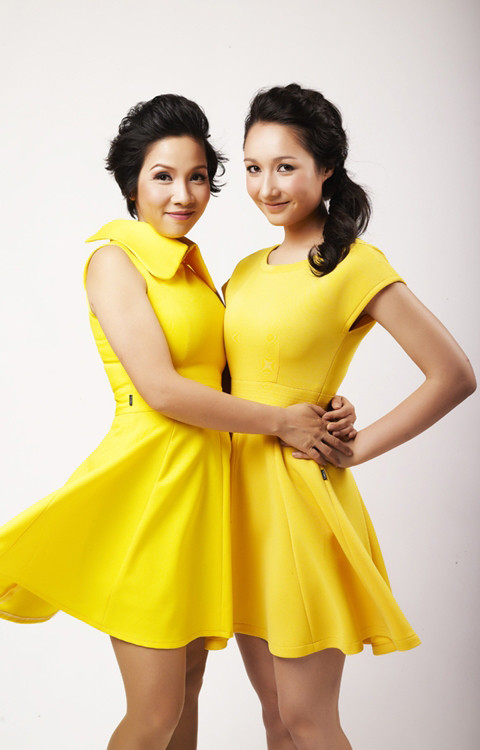 "Anna có rất nhiều người thân ở Đức, mẹ, anh chị của Anna và gia đình đến 5 người bác nữa nên lúc nào sang đó cũng thấy thời gian ngắn cả. Vì thế Anna thích sang mùa hè hơn, có nhiều thời gian hơn. Thêm nữa, mùa đông bên đó lạnh lắm, dù sinh ra ở châu Âu nhưng lớn lên ở đây nên mình không quen được cái lạnh bên đó (cười). Thỉnh thoảng mẹ cũng sang Việt Nam thăm mình. Mẹ đã về đây 3-4 lần rồi", cô nói thêm.(Theo Mốt &Cuộc sống) "Anna có rất nhiều người thân ở Đức, mẹ, anh chị của Anna và gia đình đến 5 người bác nữa nên lúc nào sang đó cũng thấy thời gian ngắn cả. Vì thế Anna thích sang mùa hè hơn, có nhiều thời gian hơn. Thêm nữa, mùa đông bên đó lạnh lắm, dù sinh ra ở châu Âu nhưng lớn lên ở đây nên mình không quen được cái lạnh bên đó (cười). Thỉnh thoảng mẹ cũng sang Việt Nam thăm mình. Mẹ đã về đây 3-4 lần rồi", cô nói thêm.(Theo Mốt &Cuộc sống)