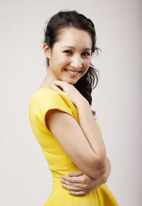 Anna Trương chia sẻ về gia đình và người mẹ ruột của mình: "Gia đình bên Đức của mình có anh và chị. Anh trai đang theo học nghề y, chị gái học về chính trị. Cả gia đình lớn đều theo nghề y chứ không ai làm nghệ thuật. Nhưng bây giờ mẹ ở một mình, các anh chị đã lớn, đi học và đều sống xa nhà. Anna nói chuyện với mẹ hàng tuần. Khi quá bận không lên được Skype, Anna cũng nhắn cho mẹ cái tin để mẹ biết tình hình. Nói chung liên lạc thời buổi này đâu khó khăn gì. Nhưng mẹ và Anna khác múi giờ nên nhiều lúc cũng phải “canh me” (cười)". Anna Trương chia sẻ về gia đình và người mẹ ruột của mình: "Gia đình bên Đức của mình có anh và chị. Anh trai đang theo học nghề y, chị gái học về chính trị. Cả gia đình lớn đều theo nghề y chứ không ai làm nghệ thuật. Nhưng bây giờ mẹ ở một mình, các anh chị đã lớn, đi học và đều sống xa nhà. Anna nói chuyện với mẹ hàng tuần. Khi quá bận không lên được Skype, Anna cũng nhắn cho mẹ cái tin để mẹ biết tình hình. Nói chung liên lạc thời buổi này đâu khó khăn gì. Nhưng mẹ và Anna khác múi giờ nên nhiều lúc cũng phải “canh me” (cười)".