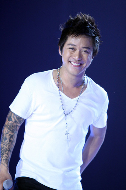 "Tôi nghĩ khi yêu thì là nghệ sỹ hay những người bình thường khác đều như nhau cả thôi. Chỉ có điều nghệ sỹ chúng tôi thì tâm hồn thường nhạy cảm hơn nên có những tác động dễ khiến chúng tôi không cùng nhau bước trên một con đường được. Mọi đổ vỡ trước kia của tôi không nằm ở chỗ vì chúng tôi là nghệ sỹ. Tôi tin rằng khi yêu ai cũng mong muốn được yêu một cách chân thành", Tuấn Hưng chia sẻ quan điểm về tình yêu. "Tôi nghĩ khi yêu thì là nghệ sỹ hay những người bình thường khác đều như nhau cả thôi. Chỉ có điều nghệ sỹ chúng tôi thì tâm hồn thường nhạy cảm hơn nên có những tác động dễ khiến chúng tôi không cùng nhau bước trên một con đường được. Mọi đổ vỡ trước kia của tôi không nằm ở chỗ vì chúng tôi là nghệ sỹ. Tôi tin rằng khi yêu ai cũng mong muốn được yêu một cách chân thành", Tuấn Hưng chia sẻ quan điểm về tình yêu.