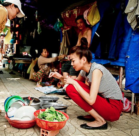 Những người thợ xây bày tỏ, họ sẽ nhớ mãi hình ảnh một siêu mẫu giản dị và gần gũi khi 'lăng xăng' phụ họ nấu cơm trưa... Những người thợ xây bày tỏ, họ sẽ nhớ mãi hình ảnh một siêu mẫu giản dị và gần gũi khi 'lăng xăng' phụ họ nấu cơm trưa...