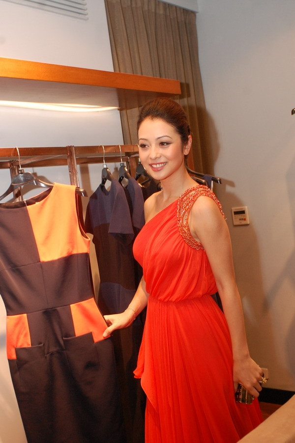 Tham dự sự kiện thời trang, cô luôn nở nụ cười tươi tắn rạng ngời của một phụ nữ hạnh phúc trong tình yêu. Tham dự sự kiện thời trang, cô luôn nở nụ cười tươi tắn rạng ngời của một phụ nữ hạnh phúc trong tình yêu.