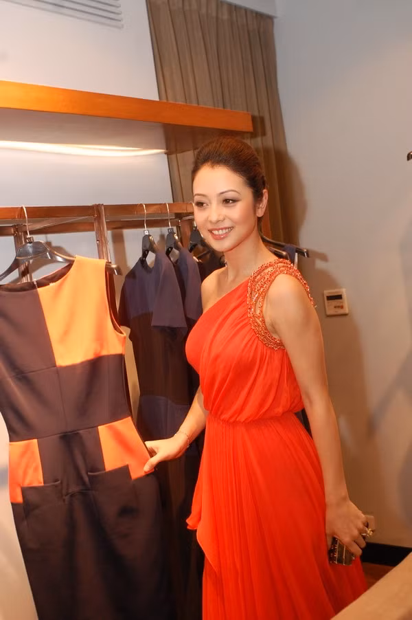 Tham dự sự kiện thời trang, cô luôn nở nụ cười tươi tắn rạng ngời của một phụ nữ hạnh phúc trong tình yêu.