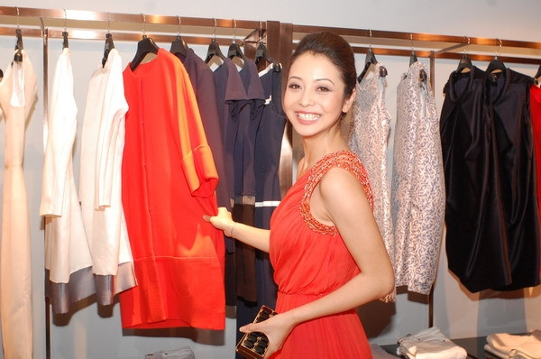 Mới trở về Hà Nội từ Mỹ, người đẹp Jennifer Phạm đã chia sẻ trên face cá nhân dòng chữ "Và con tim đã vui trở lại" - ngay dưới bức ảnh tình tứ với bạn trai mới. Mới trở về Hà Nội từ Mỹ, người đẹp Jennifer Phạm đã chia sẻ trên face cá nhân dòng chữ "Và con tim đã vui trở lại" - ngay dưới bức ảnh tình tứ với bạn trai mới.