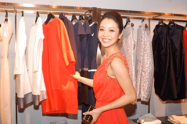 Mới trở về Hà Nội từ Mỹ, người đẹp Jennifer Phạm đã chia sẻ trên face cá nhân dòng chữ "Và con tim đã vui trở lại" - ngay dưới bức ảnh tình tứ với bạn trai mới.