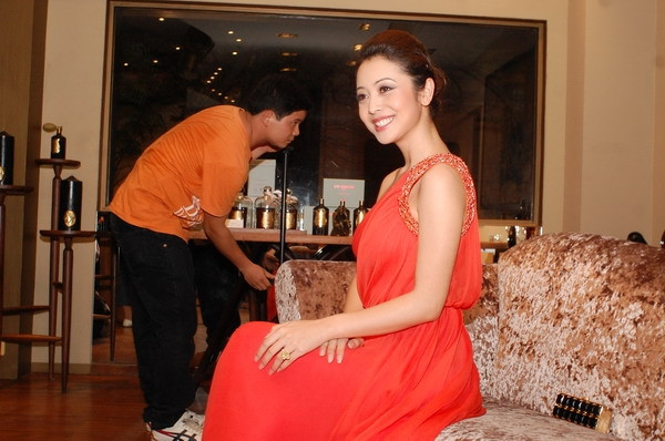 Jennifer Phạm vô cùng quyến rũ với chiếc váy đỏ. Jennifer Phạm vô cùng quyến rũ với chiếc váy đỏ.