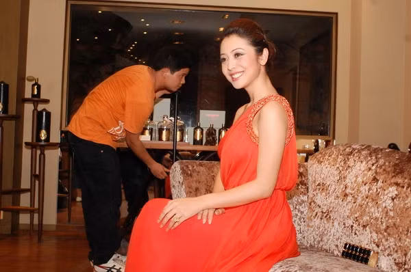 Jennifer Phạm vô cùng quyến rũ với chiếc váy đỏ.