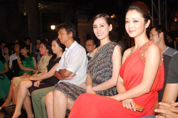 Trong khi đó, Mai Phương Thúy ngồi kế bên trông gầy đi trông thấy so với hình ảnh đầy đặn cách đây ít lâu. Trong khi đó, Mai Phương Thúy ngồi kế bên trông gầy đi trông thấy so với hình ảnh đầy đặn cách đây ít lâu.