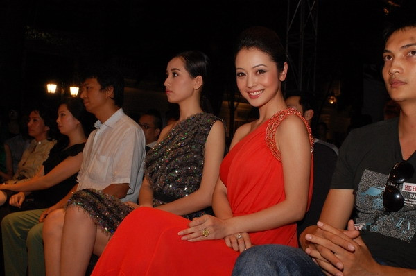 Nhưng nó trở nên viên mãn, tròn trịa hơn khi cô đang hạnh phúc với tình yêu thứ 2, sau khi chia tay Quang Dũng. Nhưng nó trở nên viên mãn, tròn trịa hơn khi cô đang hạnh phúc với tình yêu thứ 2, sau khi chia tay Quang Dũng.