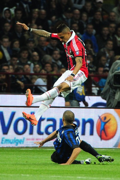 và dưới sân bóng và dưới sân bóng