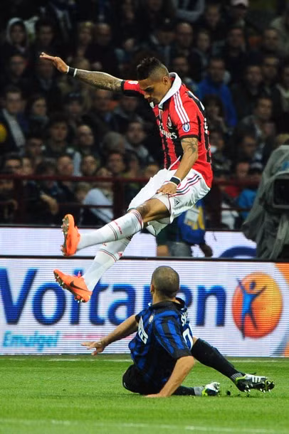 và dưới sân bóng