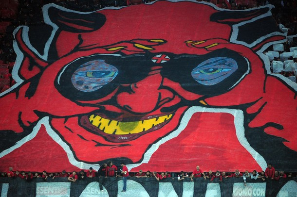 Derby Milano luôn diễn ra rất cuồng nhiệt cả trên khán đài Derby Milano luôn diễn ra rất cuồng nhiệt cả trên khán đài