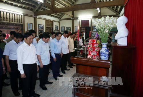 Đoàn đại biểu lãnh đạo tỉnh Hưng Yên do đồng chí Đỗ Tiến Sỹ, Ủy viên Trung ương Đảng, Bí thư tỉnh ủy Hưng Yên dẫn đầu làm trưởng đoàn đến dâng hương tại Nhà lưu niệm Chủ tịch Hồ Chí Minh tại tỉnh Hưng Yên. Ảnh: Phạm Kiên/TTXVN Đoàn đại biểu lãnh đạo tỉnh Hưng Yên do đồng chí Đỗ Tiến Sỹ, Ủy viên Trung ương Đảng, Bí thư tỉnh ủy Hưng Yên dẫn đầu làm trưởng đoàn đến dâng hương tại Nhà lưu niệm Chủ tịch Hồ Chí Minh tại tỉnh Hưng Yên. Ảnh: Phạm Kiên/TTXVN