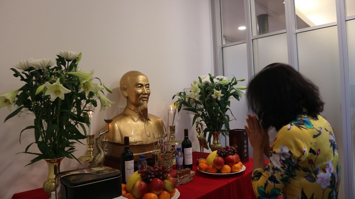 Đại sứ cùng các đại biểu dâng hương tại Phòng tưởng niệm Bác Hồ tại Đại sứ quán. Đại sứ cùng các đại biểu dâng hương tại Phòng tưởng niệm Bác Hồ tại Đại sứ quán.