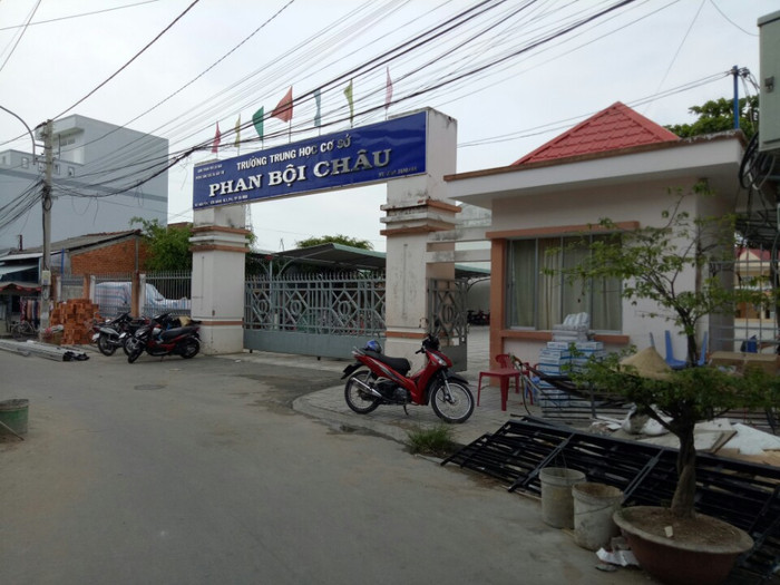 Trường Trường Trung học cơ sở Phan Bội Châu, nơi có nhiều giáo viên, phụ huynh bức xúc về các khoản thu, chi của nhà trường. Trường Trường Trung học cơ sở Phan Bội Châu, nơi có nhiều giáo viên, phụ huynh bức xúc về các khoản thu, chi của nhà trường.