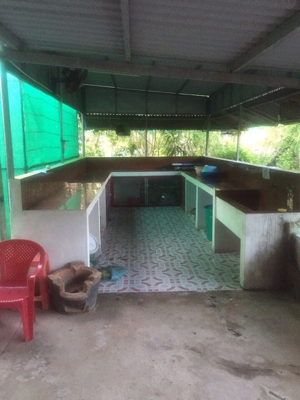 Bếp ăn thì “sạch sẽ” và “trống vắng” như thế này.