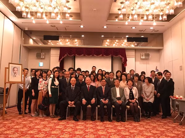 Các đại biểu cùng chụp hình lưu niệm tại Lễ kỷ niệm 127 năm ngày sinh Chủ tịch Hồ Chí Minh.