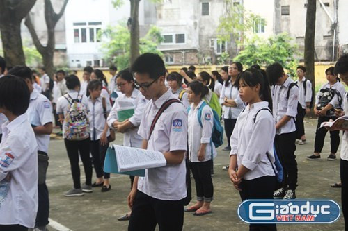 Nhiều phụ huynh đã ráo riết lo chạy cho con vào lớp 10. (Ảnh: Thùy Linh) Nhiều phụ huynh đã ráo riết lo chạy cho con vào lớp 10. (Ảnh: Thùy Linh)