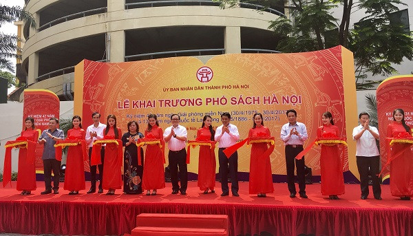 Các lãnh đạo cắt băng chính thức khai trương Phố sách Hà Nội.