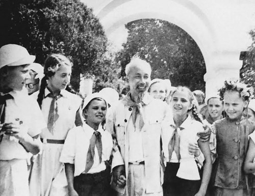 Bác Hồ với các cháu thiếu nhi Liên Xô (8/1957). Ảnh: Tư liệu.