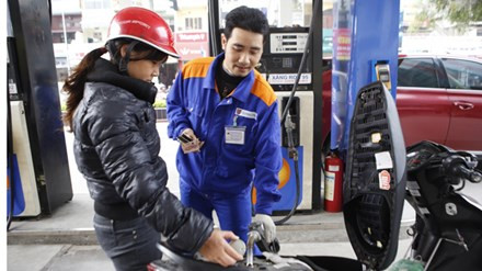 Đề xuất của Hiệp hội dầu khí về lộ trình tăng thuế, phí môi trường trong hoạt động kinh doanh xăng dầu gây xôn xao dư luận. (Ảnh: Tienphong.vn) Đề xuất của Hiệp hội dầu khí về lộ trình tăng thuế, phí môi trường trong hoạt động kinh doanh xăng dầu gây xôn xao dư luận. (Ảnh: Tienphong.vn)