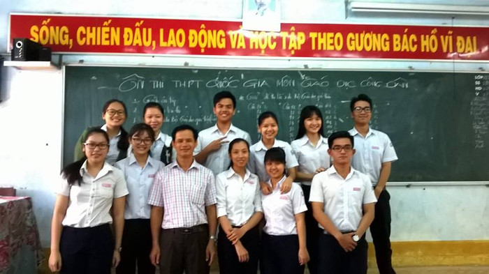 Thầy Lê Văn Linh với học sinh Trường chuyên Lê Khiết, Quảng Ngãi cùng nhau nỗ lực cho kì thi sắp tới. (Ảnh do tác giả cung cấp) Thầy Lê Văn Linh với học sinh Trường chuyên Lê Khiết, Quảng Ngãi cùng nhau nỗ lực cho kì thi sắp tới. (Ảnh do tác giả cung cấp)