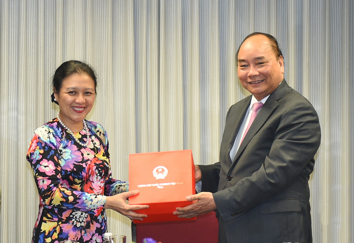 Thủ tướng tặng quà, động viên cán bộ, nhân viên Phái đoàn Thường trực Việt Nam tại Liên Hợp Quốc. Ảnh: VGP/Quang Hiếu Thủ tướng tặng quà, động viên cán bộ, nhân viên Phái đoàn Thường trực Việt Nam tại Liên Hợp Quốc. Ảnh: VGP/Quang Hiếu