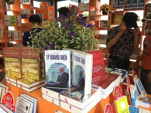 Các gian hàng sách được bày biện tỉ mỉ, thu hút nhiều sự quan tâm của khách tham quan.