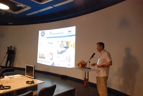 Tiến sĩ Vitaly Khryachkov chỉ ra những lợi ích của công nghệ hạt nhân trong nhiều lĩnh vực.