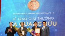 Bộ trưởng Phùng Xuân Nhạ gửi thư chúc mừng Phó Giáo sư Nguyễn Sum và Giáo sư Phan Thanh Sơn Nam được trao Giải thưởng Tạ Quang Bửu năm 2017. Trong ảnh, Phó Thủ tướng Vũ Đức Đam và các nhà khoa học đoạt giải. (Ảnh: Thùy Linh)