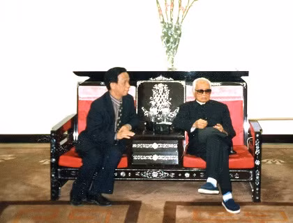 Tác giả (bên trái) trong một lần gặp Thủ tướng Phạm Văn Đồng.