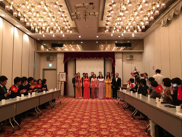 Lễ kỷ niệm 127 năm ngày sinh Chủ tịch Hồ Chí Minh diễn ra trong không khí thắm tình hữu nghị Việt Nam-Nhật Bản. Lễ kỷ niệm 127 năm ngày sinh Chủ tịch Hồ Chí Minh diễn ra trong không khí thắm tình hữu nghị Việt Nam-Nhật Bản.