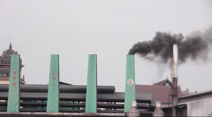 Ống khói đang cuồn cuộn xả khói thải đen sì theo hướng gió thổi thẳng vào nhà dân. Ống khói đang cuồn cuộn xả khói thải đen sì theo hướng gió thổi thẳng vào nhà dân.