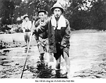 Chủ tịch Hồ Chí Minh trong một lần đi công tác tại chiến khu. Ảnh tư liệu Chủ tịch Hồ Chí Minh trong một lần đi công tác tại chiến khu. Ảnh tư liệu