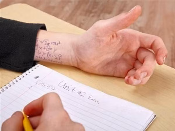 Muôn kiểu quay bài của học sinh. (Ảnh được đăng trên VnExpress.net) Muôn kiểu quay bài của học sinh. (Ảnh được đăng trên VnExpress.net)