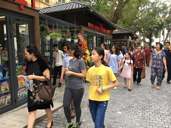 Trong ngày khai trương, Phố sách đã thu hút đông đảo người dân đến tham quan và mua sách.