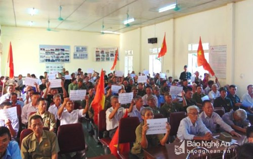 Hội Cựu chiến binh xã Quỳnh Lâm, huyện Quỳnh Lưu tỉnh, Nghệ An biểu quyết phản đối hành động của linh mục Đặng Hữu Nam. Ảnh: baonghean.vn. Hội Cựu chiến binh xã Quỳnh Lâm, huyện Quỳnh Lưu tỉnh, Nghệ An biểu quyết phản đối hành động của linh mục Đặng Hữu Nam. Ảnh: baonghean.vn.