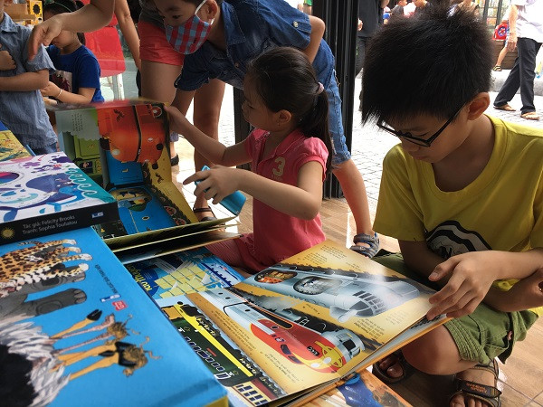 Các em được thoải mái lựa chọn cuốn sách mình yêu thích.
