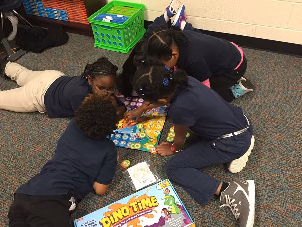 Ở Mỹ, triết lý giáo dục không hề chung chung và cao xa mà mang tính cụ thể, xuất phát từ bản thân học sinh và nhu cầu của địa phương, của xã hội.