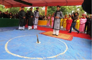 Nghi thức cắm dao thể hiện quyết tâm chống kẻ bất trung, bất hiếu, tham nhũng trong Lễ hội Minh Thệ (ảnh: Anninhthudo.vn) Nghi thức cắm dao thể hiện quyết tâm chống kẻ bất trung, bất hiếu, tham nhũng trong Lễ hội Minh Thệ (ảnh: Anninhthudo.vn)