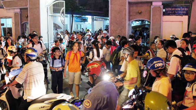 Thầy cô dạy thêm có hai nguyên nhân, một là do hoàn cảnh khó khăn, hai là muốn làm giàu. (Ảnh: Thanhnien,vn)