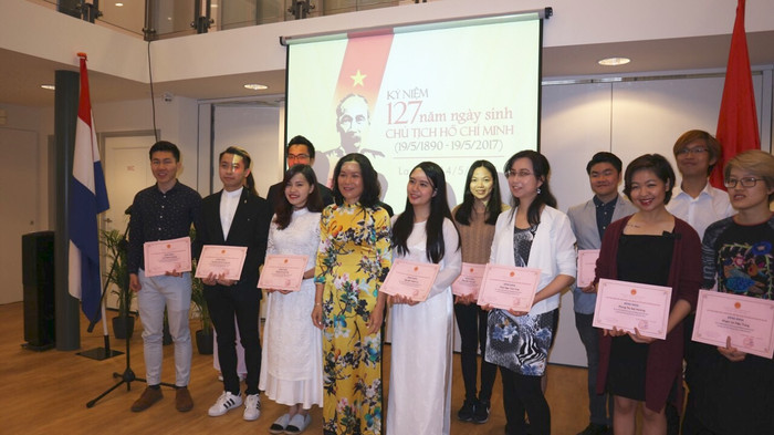 17 sinh viên Việt Nam đạt thành tích xuất sắc được trao bằng khen trong buổi lễ. 17 sinh viên Việt Nam đạt thành tích xuất sắc được trao bằng khen trong buổi lễ.