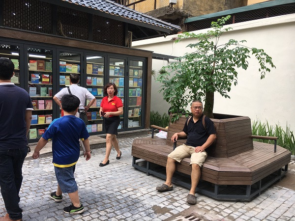 Không gian phố sách với nhiều chỗ nghỉ chân được thiết kế vô cùng đẹp mắt, tạo không gian thư giãn, thoải mái.