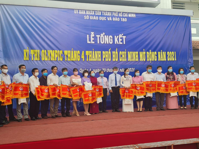 Sở Giáo dục Thành phố Hồ Chí Minh trao cờ lưu niệm cho các quận huyện tham gia kỳ thi (ảnh: P.L) Sở Giáo dục Thành phố Hồ Chí Minh trao cờ lưu niệm cho các quận huyện tham gia kỳ thi (ảnh: P.L)