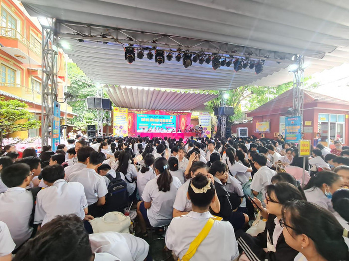 Hơn 3.000 học sinh lớp 9 đã tham gia ngày hội tư vấn tuyển sinh, phân luồng sau trung học cơ sở (ảnh: P.L) Hơn 3.000 học sinh lớp 9 đã tham gia ngày hội tư vấn tuyển sinh, phân luồng sau trung học cơ sở (ảnh: P.L)