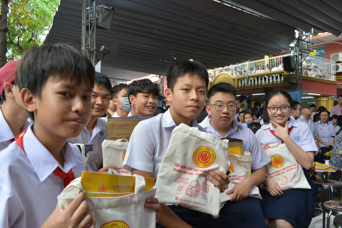 Học sinh lớp 9 hứng thú với các thông tin liên quan đến các trường trung học phổ thông (Ảnh: P.L) Học sinh lớp 9 hứng thú với các thông tin liên quan đến các trường trung học phổ thông (Ảnh: P.L)